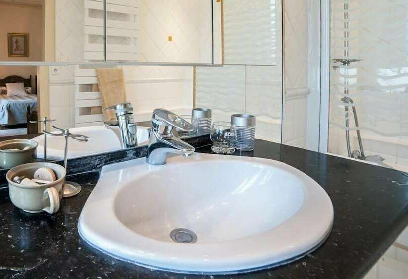 חדר משפחתי, L'oustal