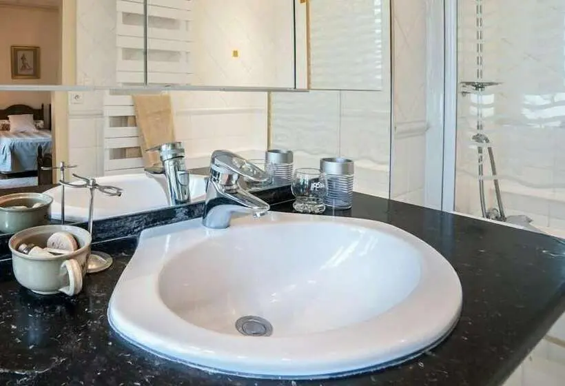 Quarto Familiar, L'oustal