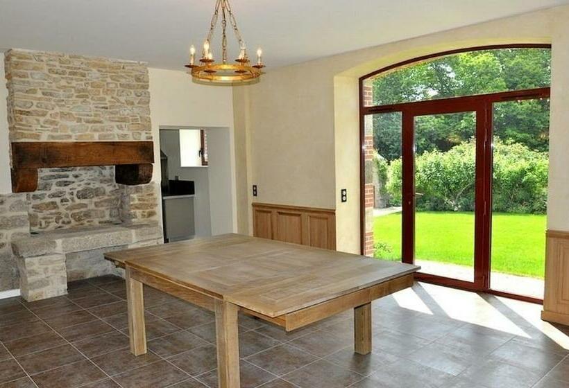 اتاق استاندارد سه نفره, Manoir De Kerangosquer