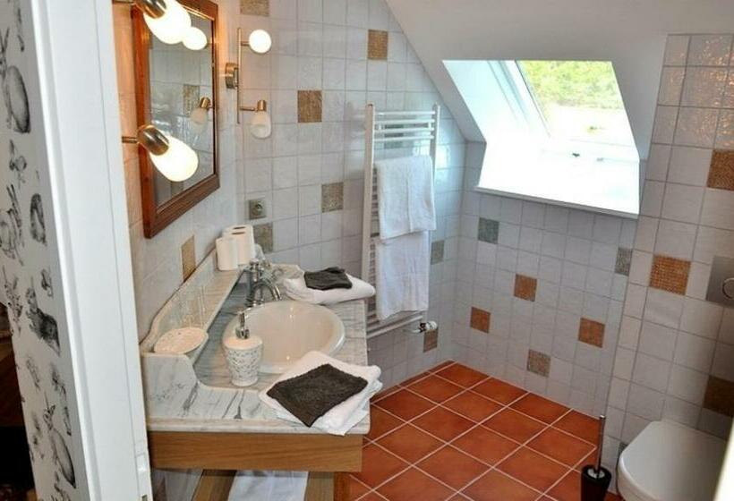 اتاق استاندارد سه نفره, Manoir De Kerangosquer