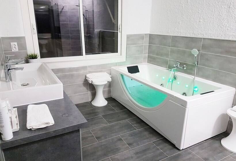 جناح جونيور, Domaine Du Lac   Teritoria