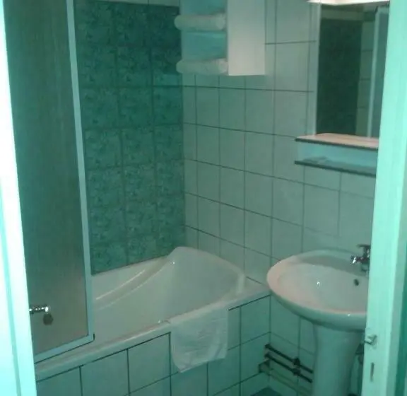 Standard Kolmen Hengen Huone, Logis Hôtel Restaurant Hostellerie De L étoile