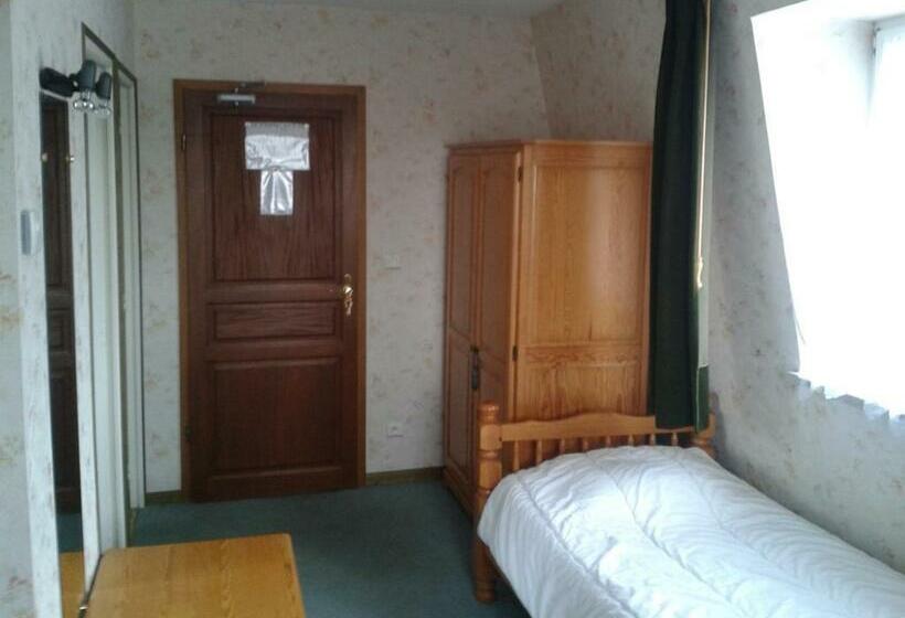 חדר סטנדרט לשלושה, Logis Hôtel Restaurant Hostellerie De L étoile