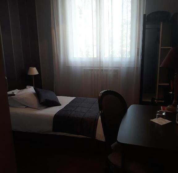 标准单人间, Hostellerie De La Quenoeuille