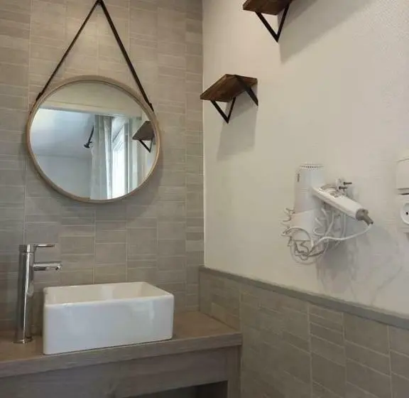 Standard Kolmen Hengen Huone, Hôtel Le Picardy