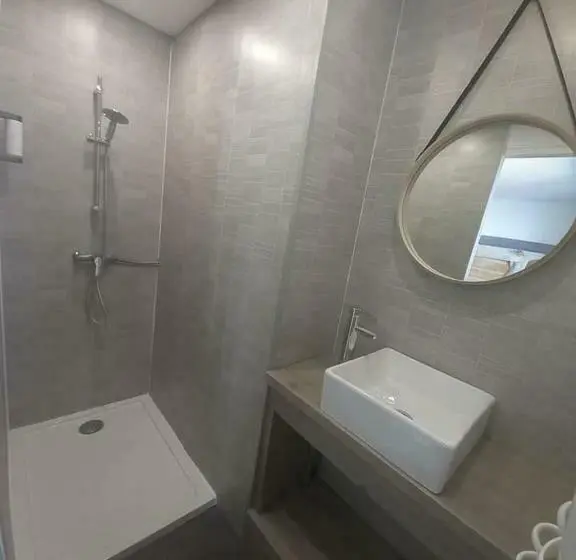 Standard Kolmen Hengen Huone, Hôtel Le Picardy