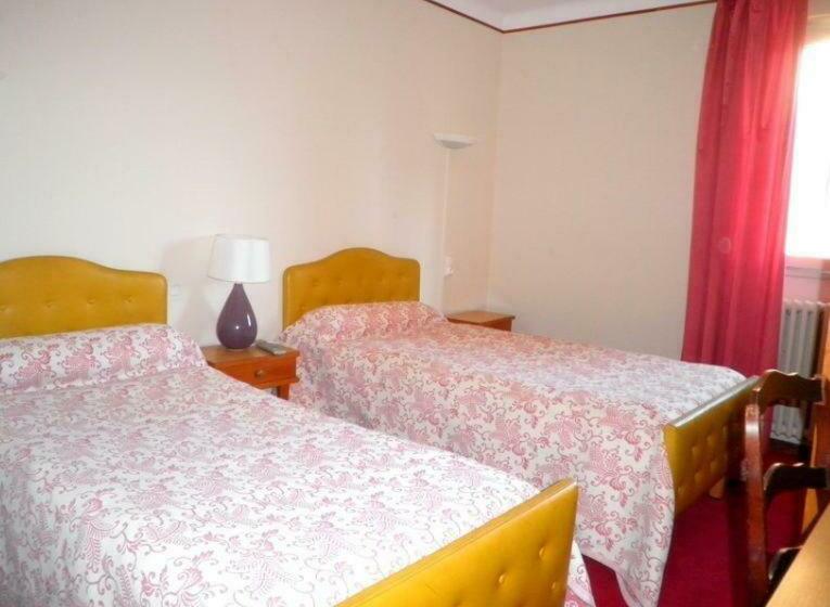 חדר משפחתי, La Pierre Lys