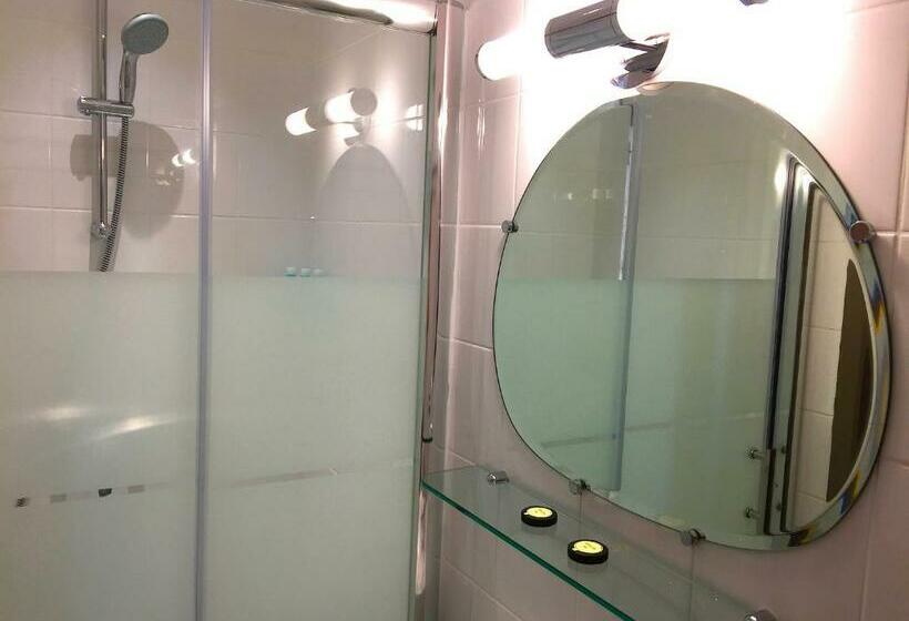 חדר סופריור לשלושה, L'estaminet