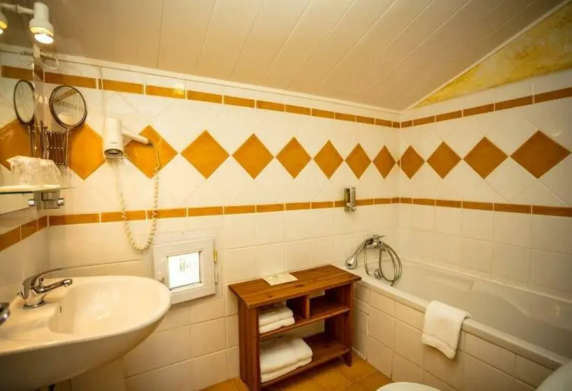 اتاق خانوادگی, Logis Hotel L  Auberge D Uzes