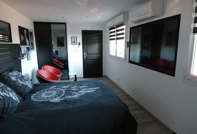 수피리어 룸, La Colline Aux Yeux Doubs