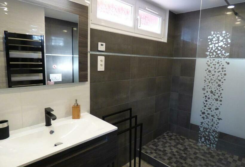 수피리어 룸, La Colline Aux Yeux Doubs