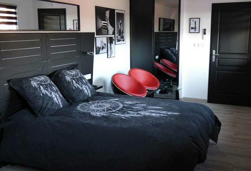 수피리어 룸, La Colline Aux Yeux Doubs