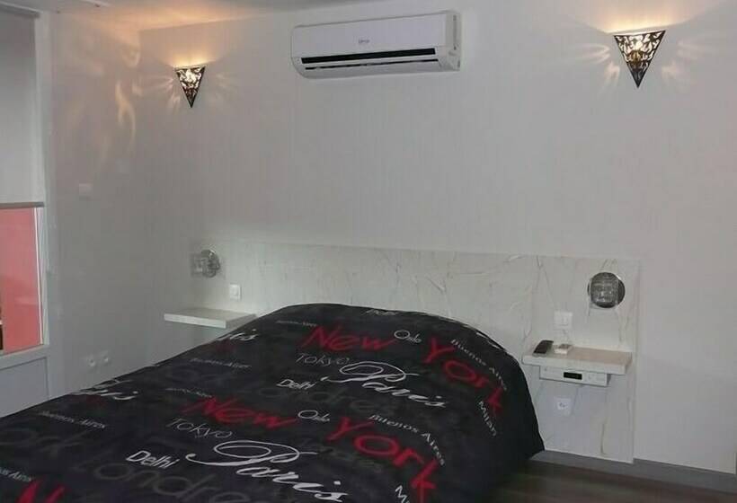 컴포트 룸, La Colline Aux Yeux Doubs