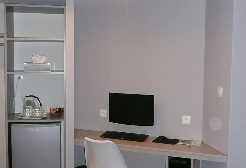 컴포트 룸, La Colline Aux Yeux Doubs