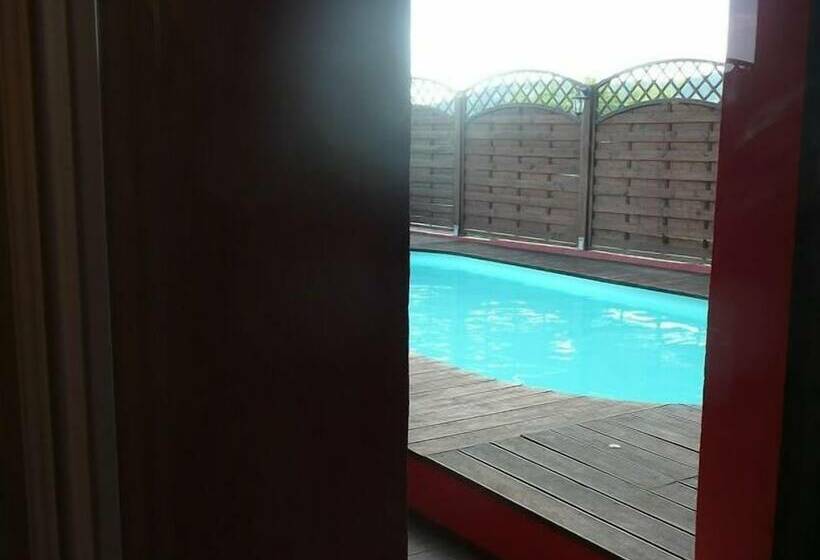 컴포트 룸, La Colline Aux Yeux Doubs