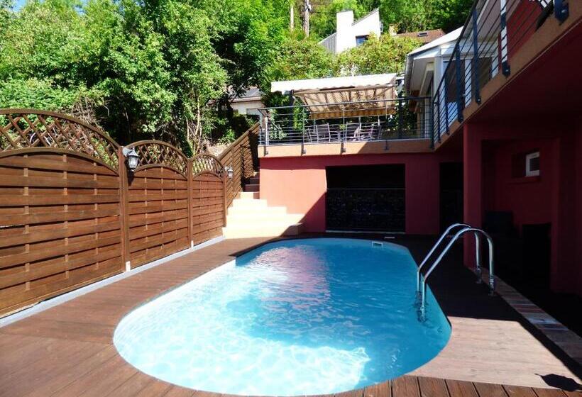 컴포트 룸, La Colline Aux Yeux Doubs