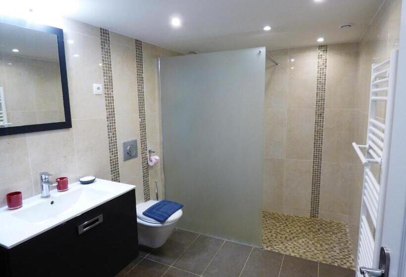 컴포트 룸, La Colline Aux Yeux Doubs