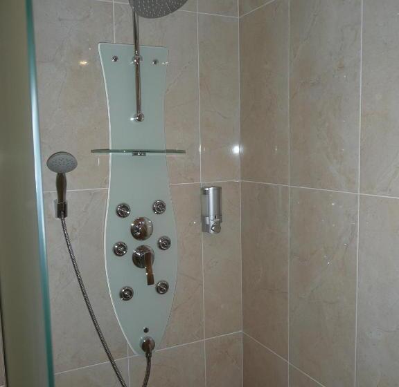 컴포트 룸, La Colline Aux Yeux Doubs