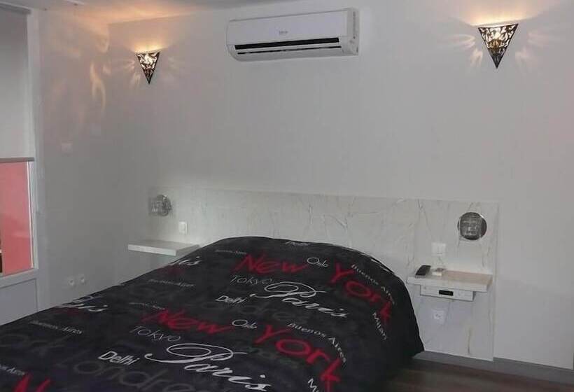 컴포트 룸, La Colline Aux Yeux Doubs