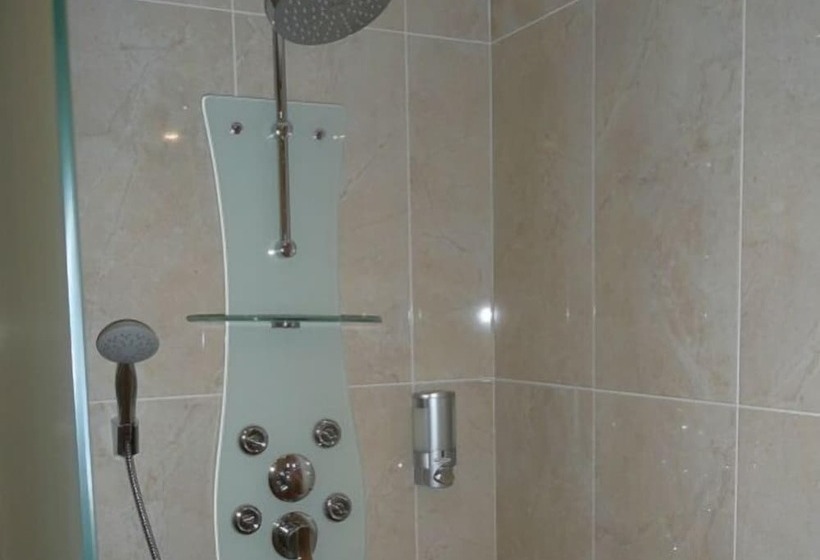 컴포트 룸, La Colline Aux Yeux Doubs