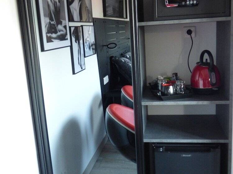 수피리어 룸, La Colline Aux Yeux Doubs