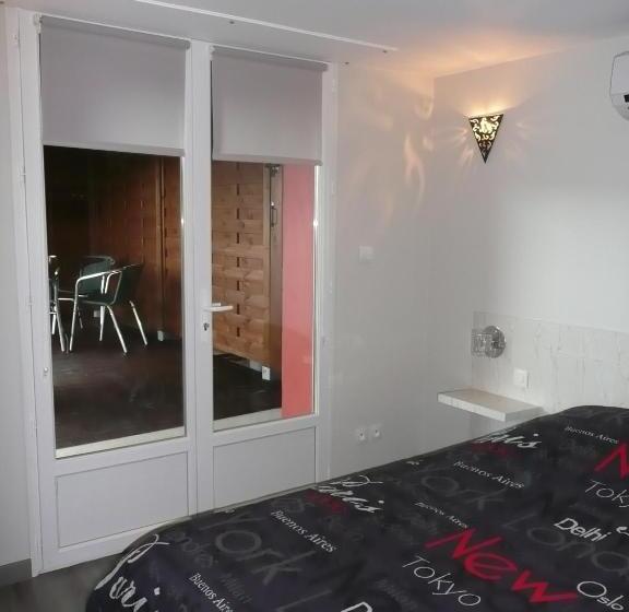 컴포트 룸, La Colline Aux Yeux Doubs