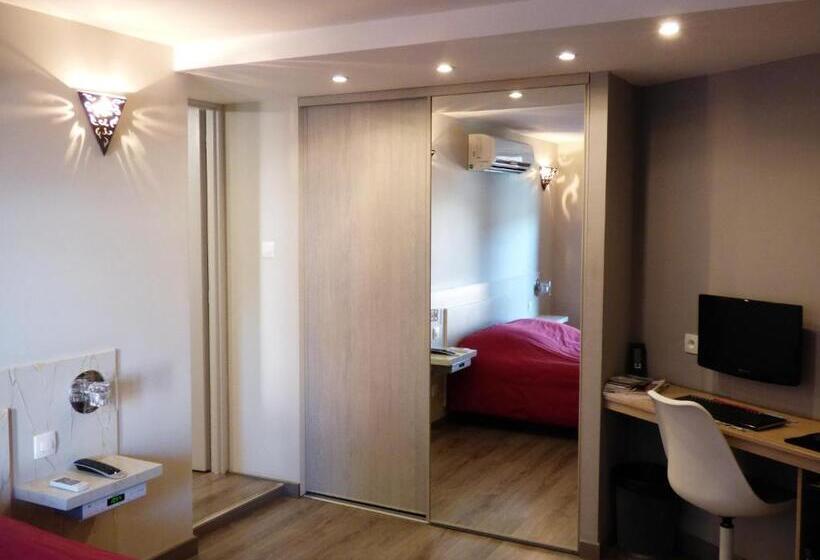 컴포트 룸, La Colline Aux Yeux Doubs