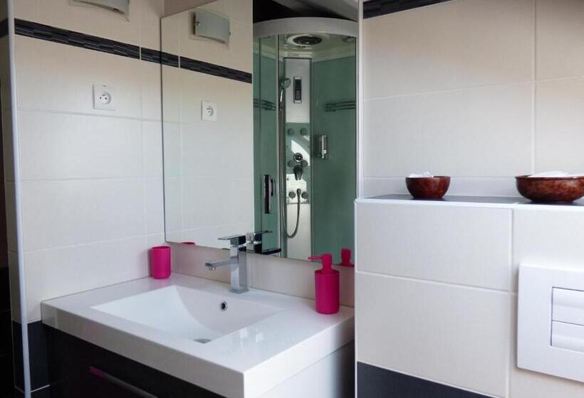 스탠다드 룸, La Colline Aux Yeux Doubs