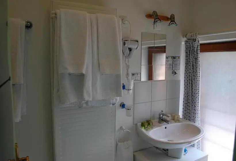 スタンダード４人部屋, Auberge Du Bord Des Eaux   Demi Pension Assurée Sur Réservation