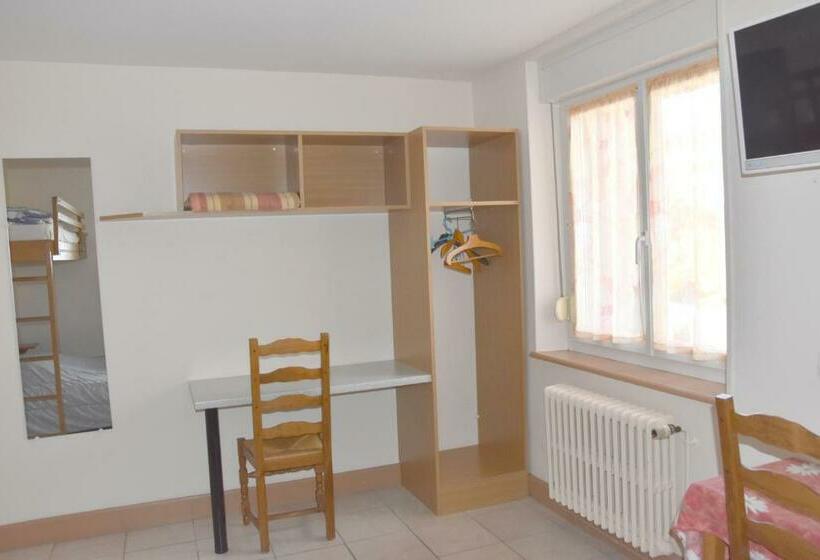 اتاق استاندارد سه نفره, Gai Relais