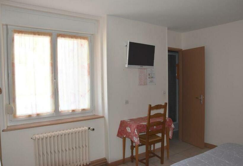 اتاق استاندارد سه نفره, Gai Relais