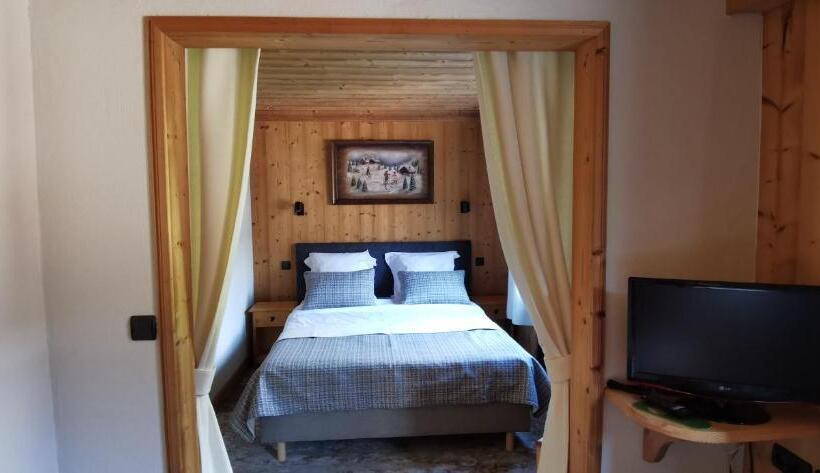 סוויטת ג'וניור, Hôtel Chalet Les Ecureuils Restaurant, Sauna & Spa Garage