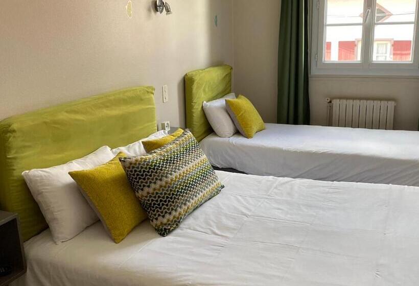 标准三人间, Hôtel Juantorena