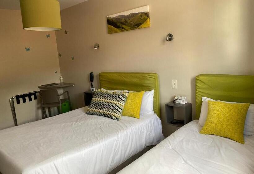 标准三人间, Hôtel Juantorena