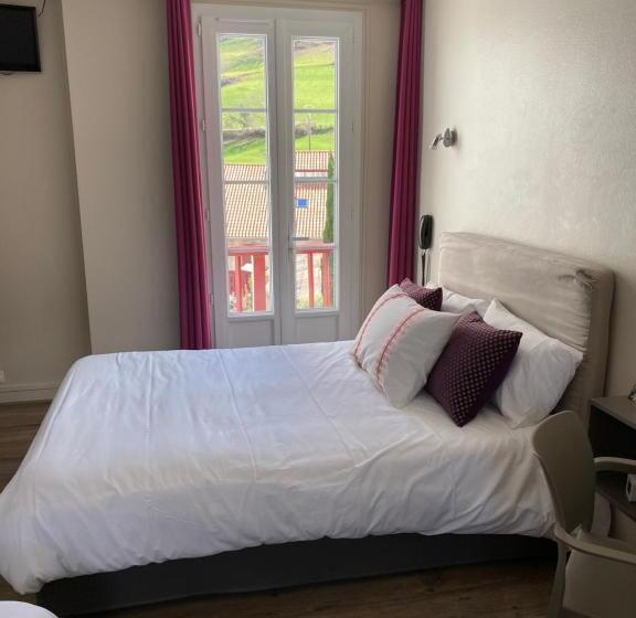 标准三人间, Hôtel Juantorena