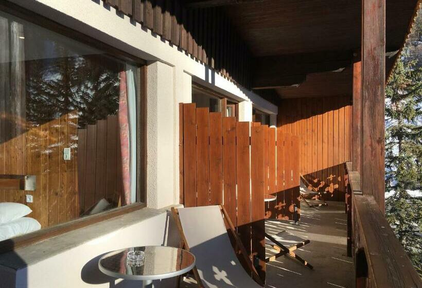 غرفة عائلية, Les Lores