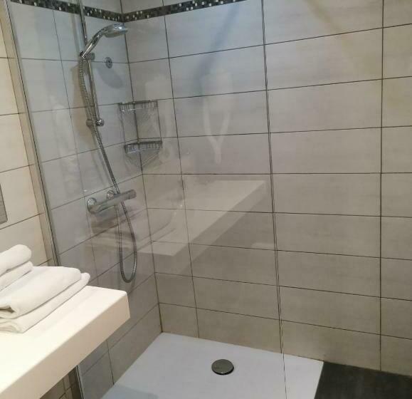 غرفة عائلية, Les Lores