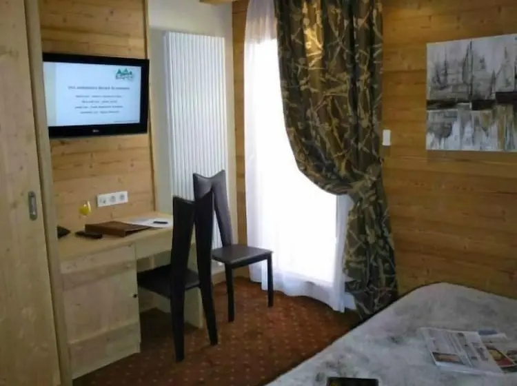 Standard Kolmen Hengen Huone Parveke, Hôtel Restaurant Les Sapins Wellness & Gourmet
