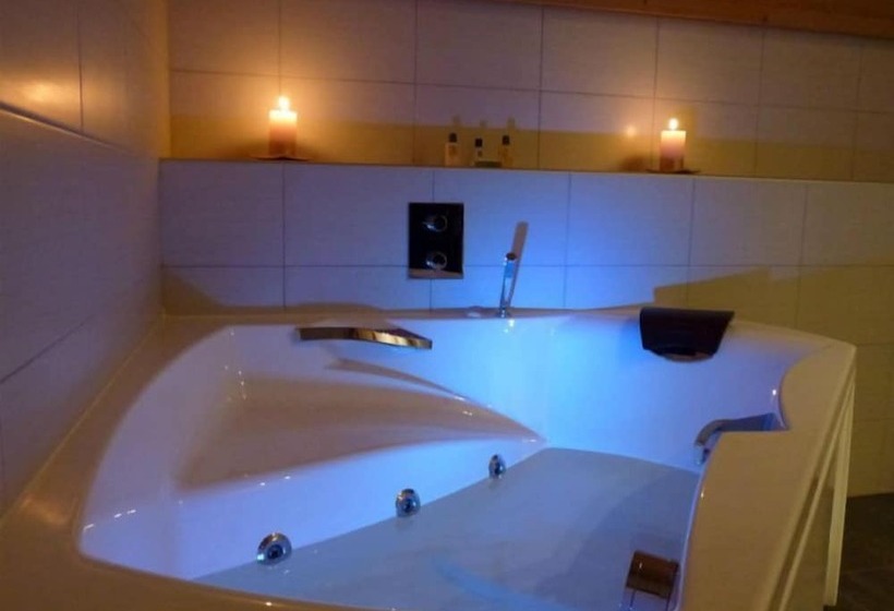 חדר סטנדרט עם מרפסת, Hôtel Restaurant Les Sapins Wellness & Gourmet