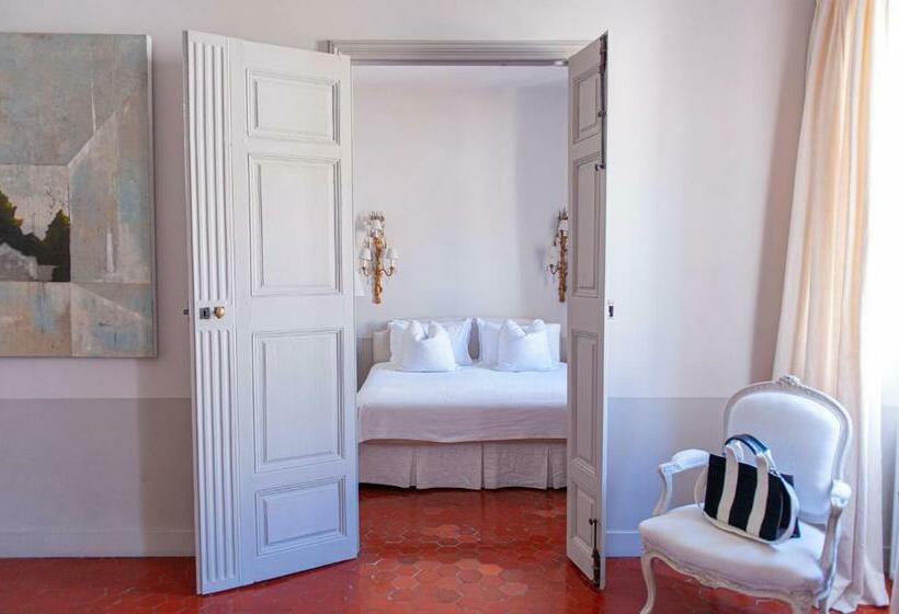 جناح عائلي, La Maison Du Village