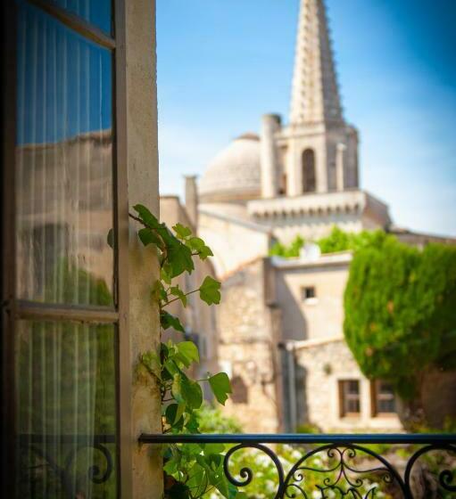 جناح, La Maison Du Village