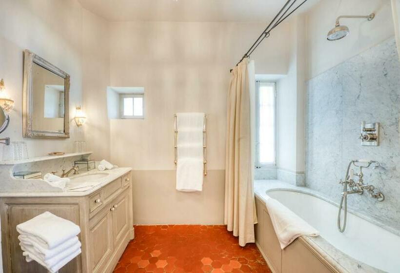 جناح عائلي, La Maison Du Village