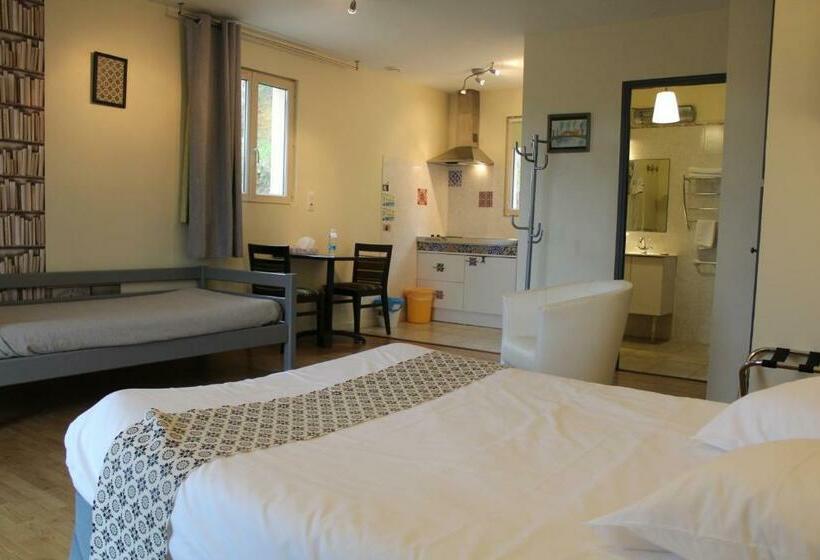 带露台的标准房间, La Peyrade