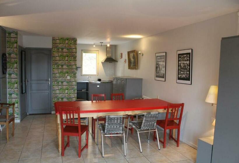 غرفة عائلية, La Peyrade