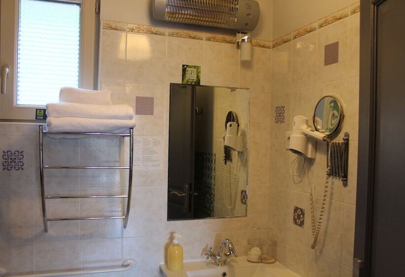 标准三人间, La Peyrade