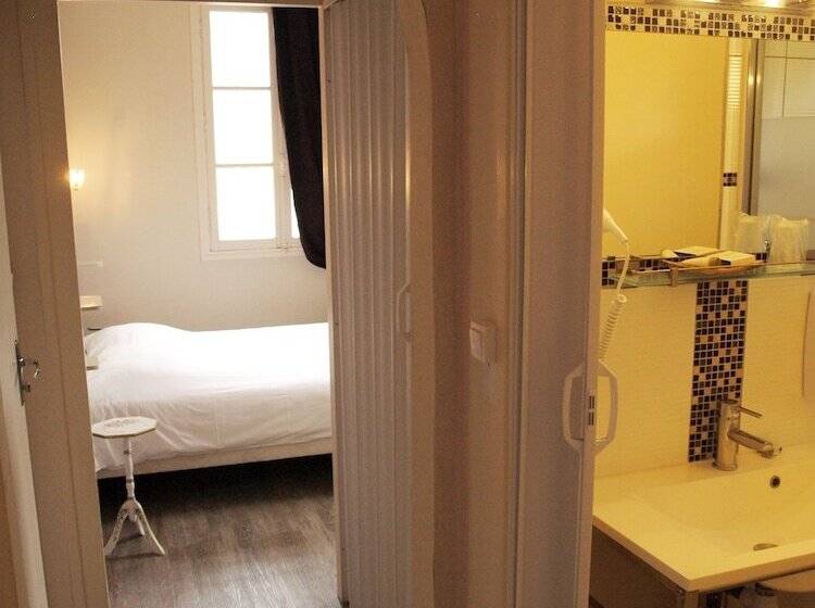 חדר סטנדרט לשלושה, Le Cassini Hôtel Restaurant