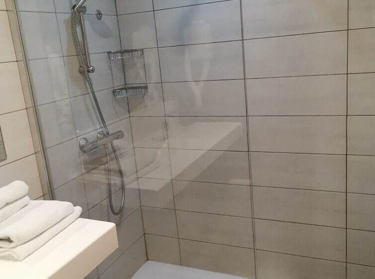 غرفة عائلية, Les Lores