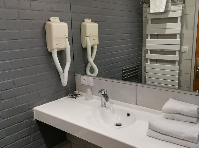 غرفة عائلية, Les Lores