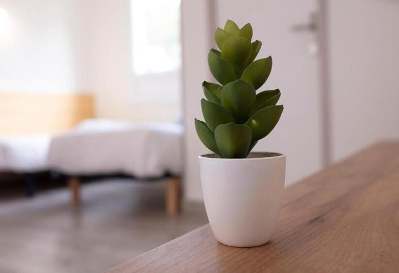 标准三人间, Les Rocailles