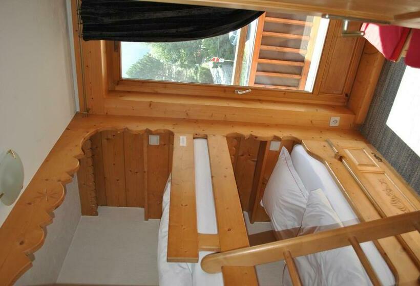 חדר משפחתי, Oustalet